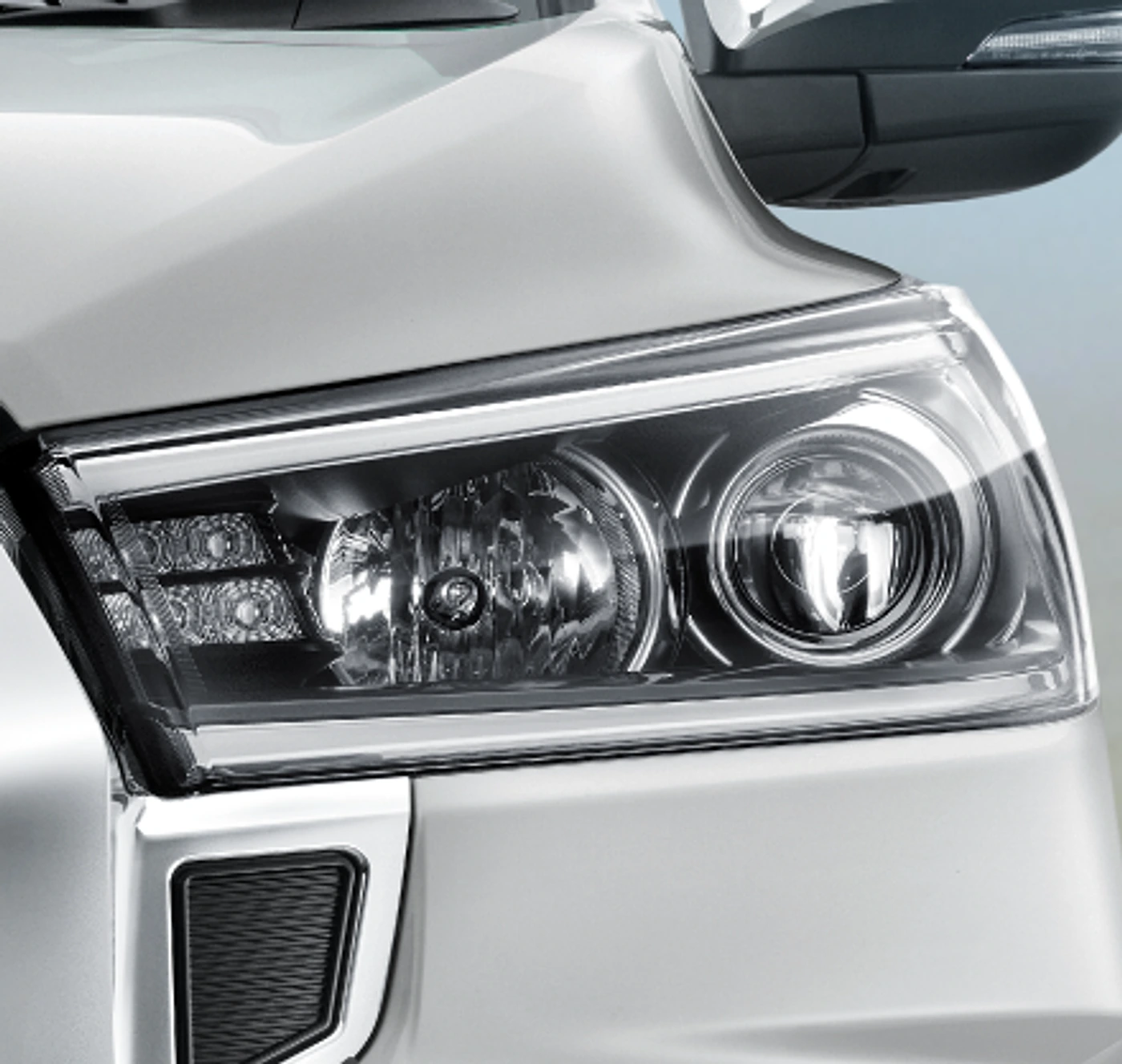 Toyota Innova Crysta: Piercing LED Headlamps